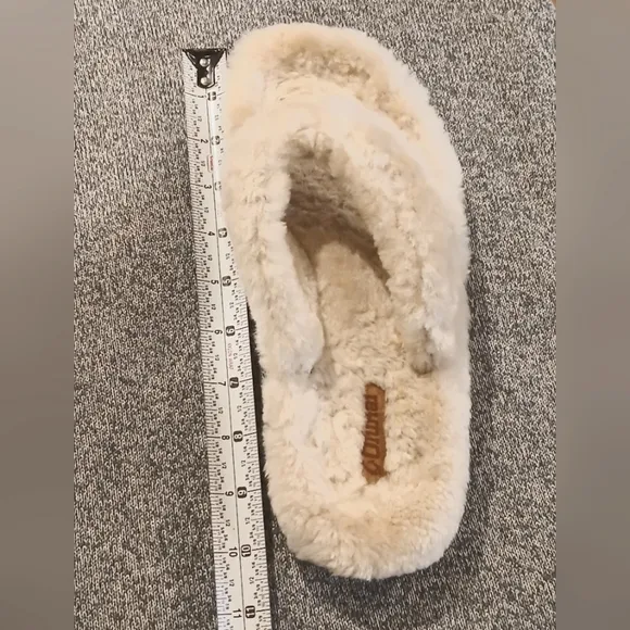 Olukai Kīpe'a Heu Women’s Fuzzy Slipper Sandals in cream