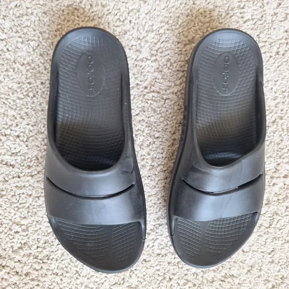 Oofos OOahh Women's Black Slip-on Slide Recovery Sandals - Size 8