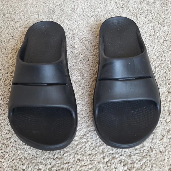 Oofos OOahh Women's Black Slip-on Slide Recovery Sandals - Size 8