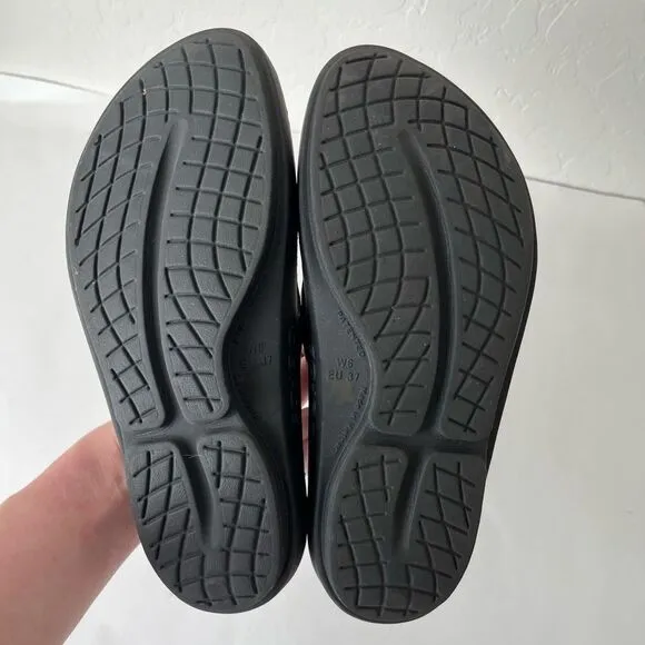 OOFOS OOlala Luxe Comfort Recovery Flip Flop Sandals Black Size 6