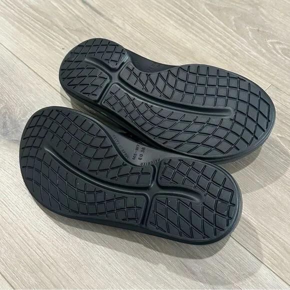 Oofos Ooriginal Womens SZ 7 Recovery Slip-On Thong Flip Flops Sandals Black NWOB