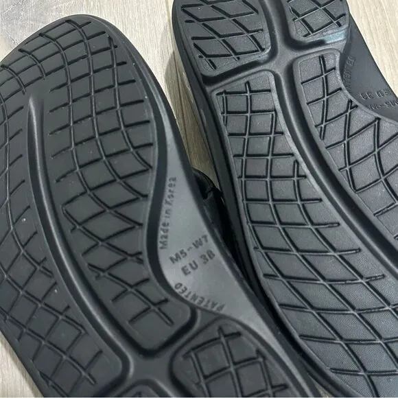 Oofos Ooriginal Womens SZ 7 Recovery Slip-On Thong Flip Flops Sandals Black NWOB
