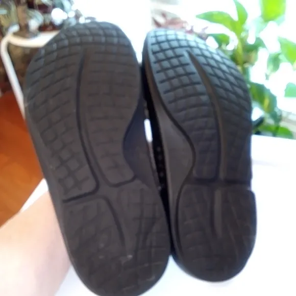 Oofos Unisex Black Slide Sandals Women's 7 Men's 5 Like New Condition Summer