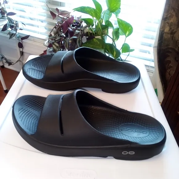 Oofos Unisex Black Slide Sandals Women's 7 Men's 5 Like New Condition Summer