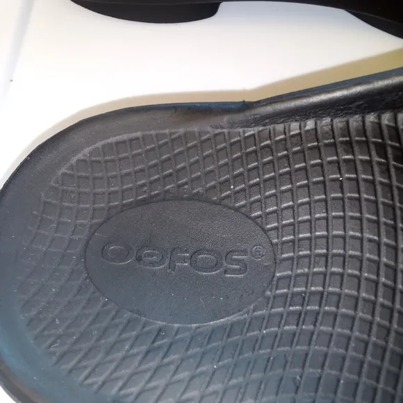Oofos Unisex Black Slide Sandals Women's 7 Men's 5 Like New Condition Summer