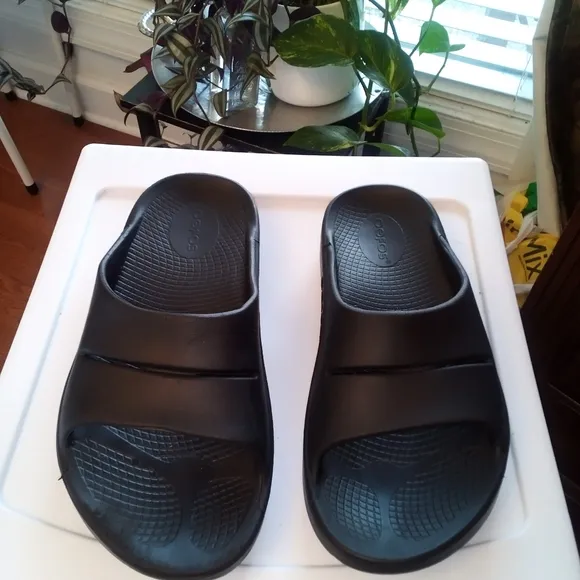 Oofos Unisex Black Slide Sandals Women's 7 Men's 5 Like New Condition Summer