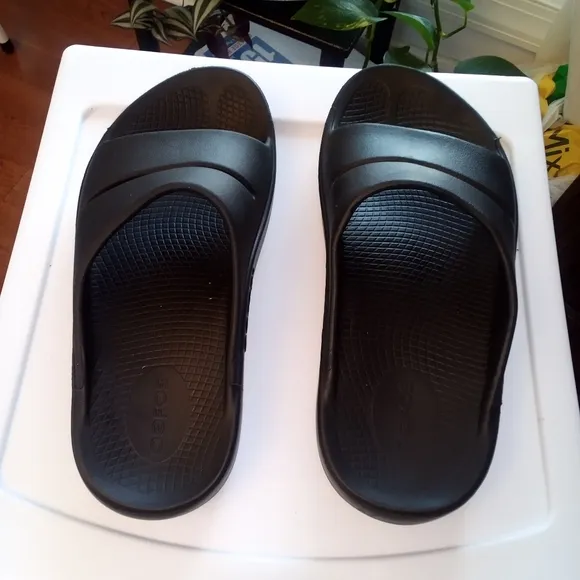 Oofos Unisex Black Slide Sandals Women's 7 Men's 5 Like New Condition Summer