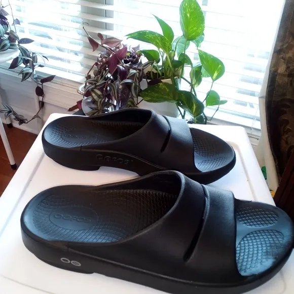 Oofos Unisex Black Slide Sandals Women's 7 Men's 5 Like New Condition Summer