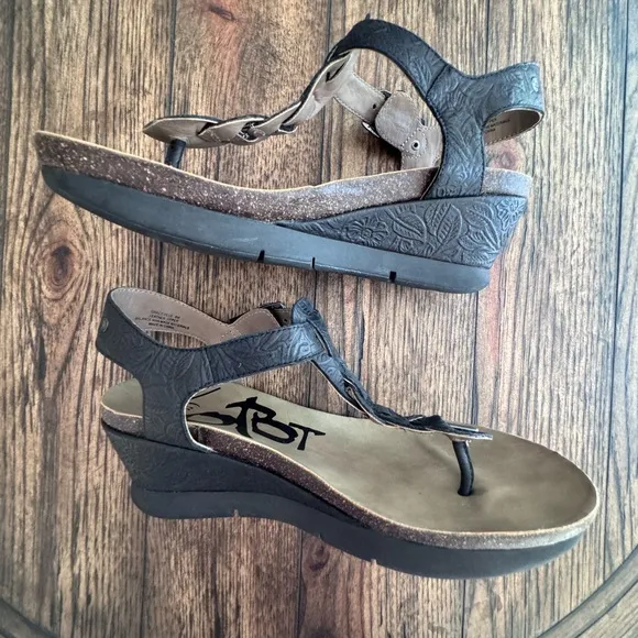 OTBT Graceville Wedge Sandals SZ 8 Black Tooled Leather