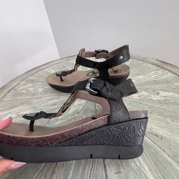 OTBT Graceville Wedge Sandals SZ 8 Black Tooled Leather