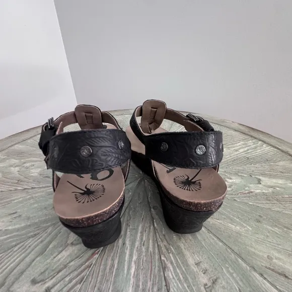 OTBT Graceville Wedge Sandals SZ 8 Black Tooled Leather