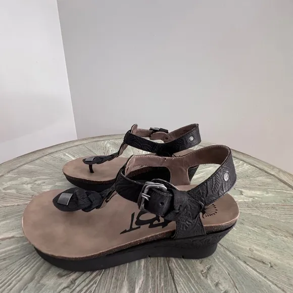 OTBT Graceville Wedge Sandals SZ 8 Black Tooled Leather