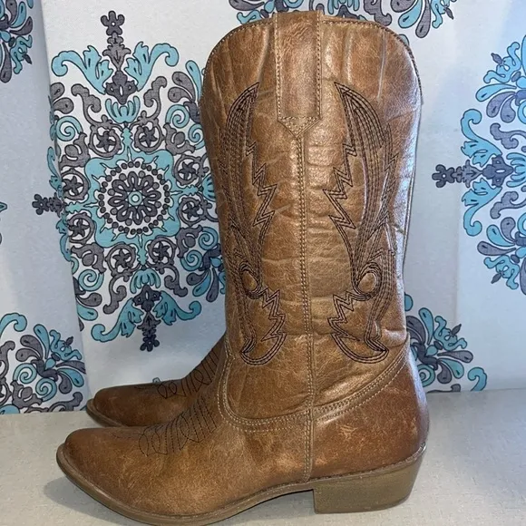 PROM COCONUTS COWBOY COWGIRL WESTERN BOOTS low Heeled pull on 6.5 M GA… EUC