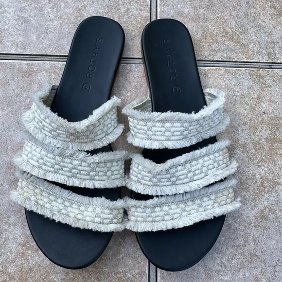 ROTHY’S retired triple band seashell fringe white slip on sandals