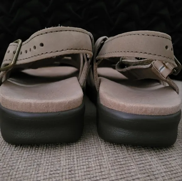 SAS SANDALS TAN HUGGY TRIPAD CROSS STRAP