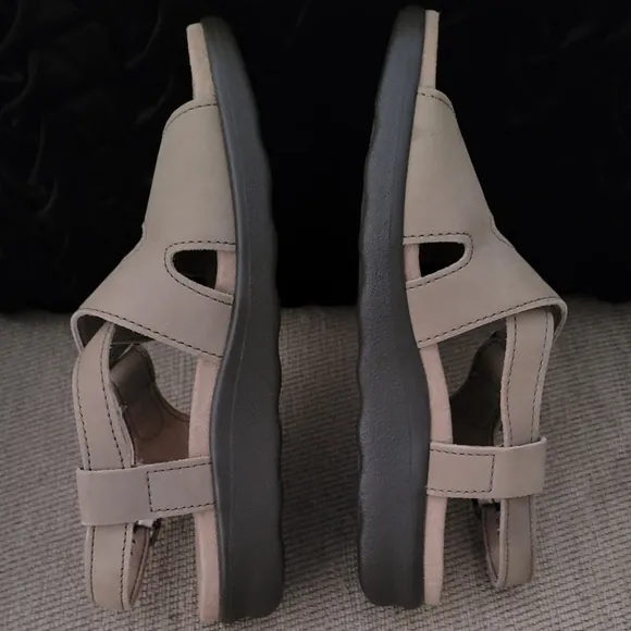 SAS SANDALS TAN HUGGY TRIPAD CROSS STRAP