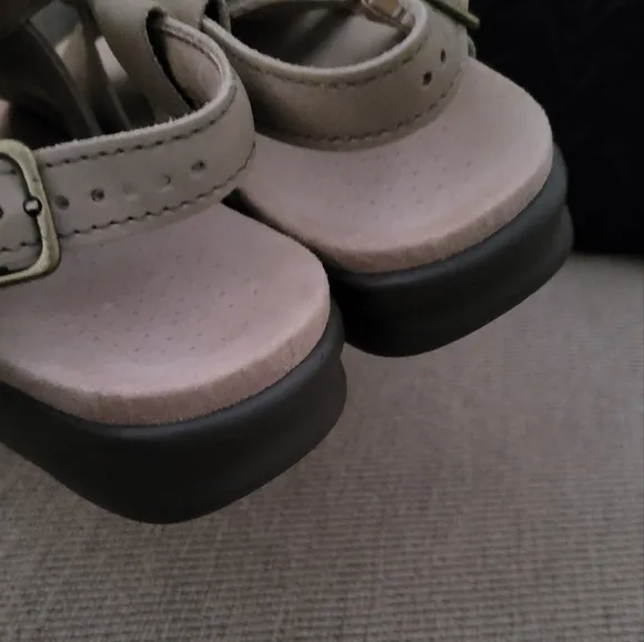 SAS SANDALS TAN HUGGY TRIPAD CROSS STRAP