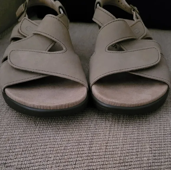 SAS SANDALS TAN HUGGY TRIPAD CROSS STRAP