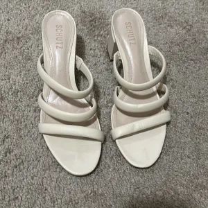 Schutz Women's 11 Block Heel Leather Strappy Slip On Sandals Ivory Cream New