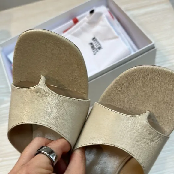 SIMON MILLER Beige Padded Bill Round Toe Slip On Leather Thong Sandals sz 39