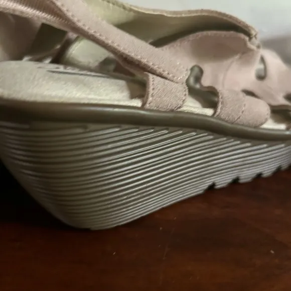 Sketchers Parallel Stylin Wedge Suede Comfort Sandals