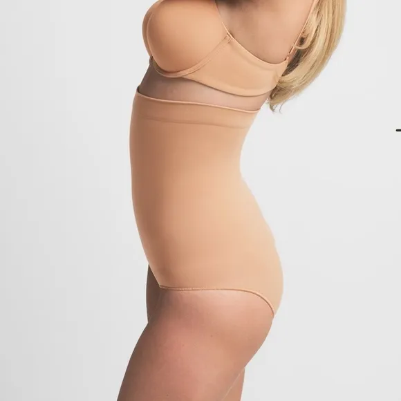 SKIMS NWOT  Seamless SculptHigh Waist Brief underwear shape-wear tummy control