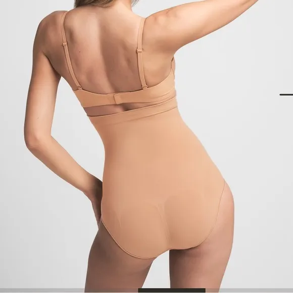 SKIMS NWOT  Seamless SculptHigh Waist Brief underwear shape-wear tummy control