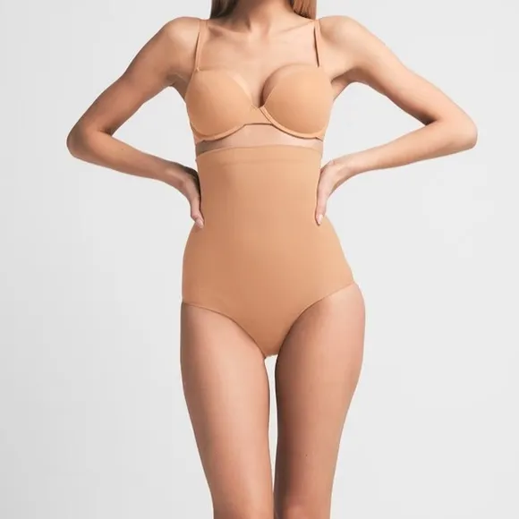 SKIMS NWOT  Seamless SculptHigh Waist Brief underwear shape-wear tummy control