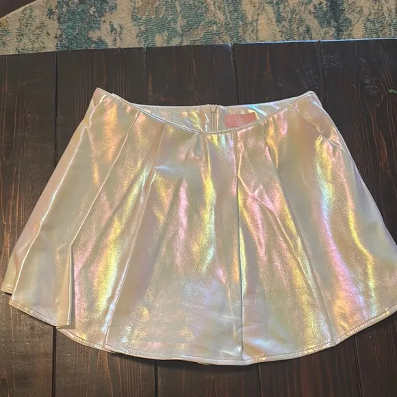 Sleek Silver and White Skorts for Versatile Style