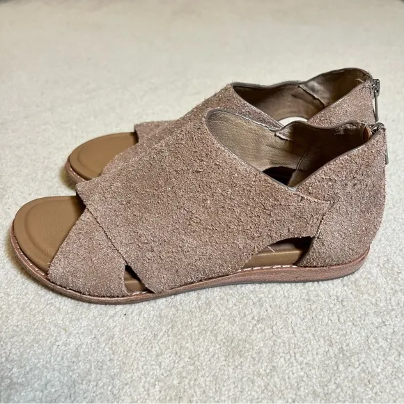 Sofft Evonne Sandals Metallic Taupe Suede Full Coverage Back Zip Flat Size 7 NWT