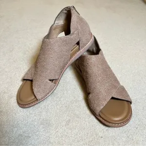 Sofft Evonne Sandals Metallic Taupe Suede Full Coverage Back Zip Flat Size 7 NWT