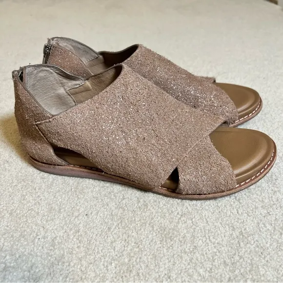 Sofft Evonne Sandals Metallic Taupe Suede Full Coverage Back Zip Flat Size 7 NWT