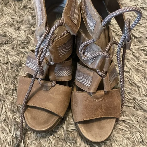 Sorel Tan Sandals with Woven Straps and Comfort Heel