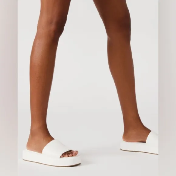 STEVE MADDEN White Platform Square Toe Flat Wedge Beach Slides Sandals Leather