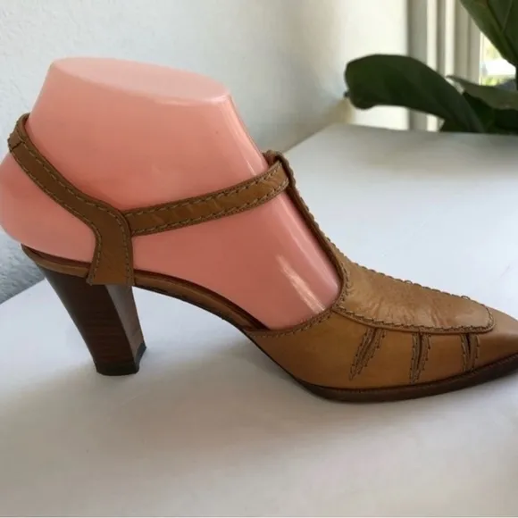 Stuart Weitzman pointytoe leather tieki stiched T-Strap Heels