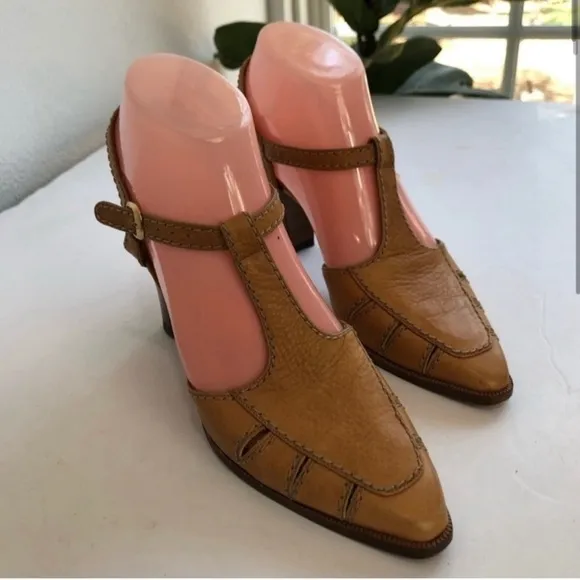 Stuart Weitzman pointytoe leather tieki stiched T-Strap Heels