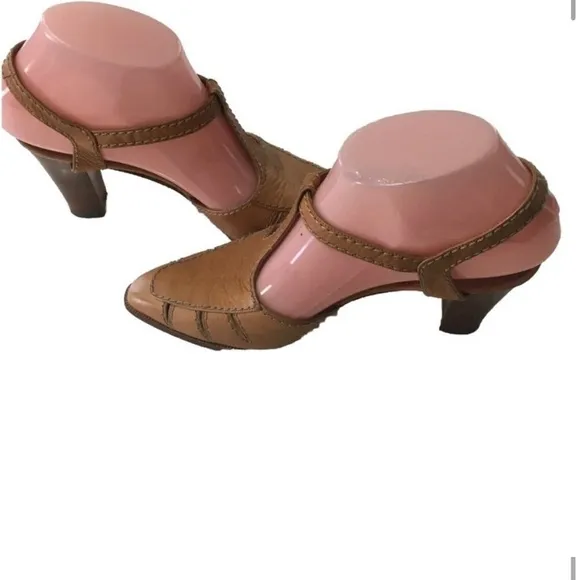 Stuart Weitzman pointytoe leather tieki stiched T-Strap Heels