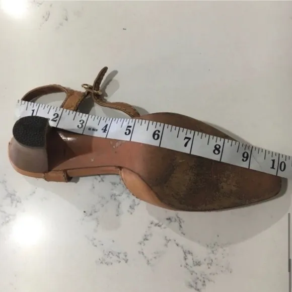 Stuart Weitzman pointytoe leather tieki stiched T-Strap Heels