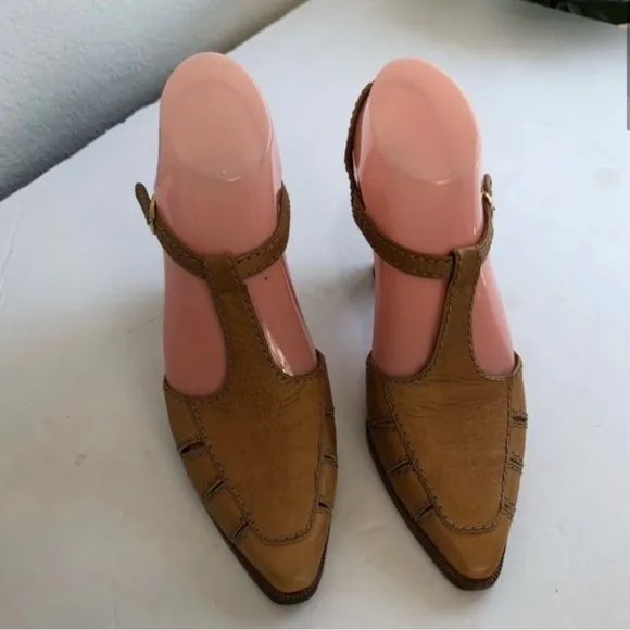 Stuart Weitzman pointytoe leather tieki stiched T-Strap Heels