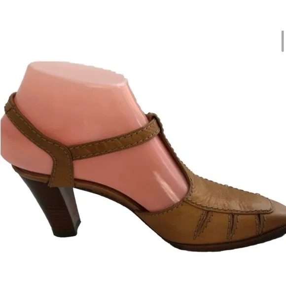 Stuart Weitzman pointytoe leather tieki stiched T-Strap Heels