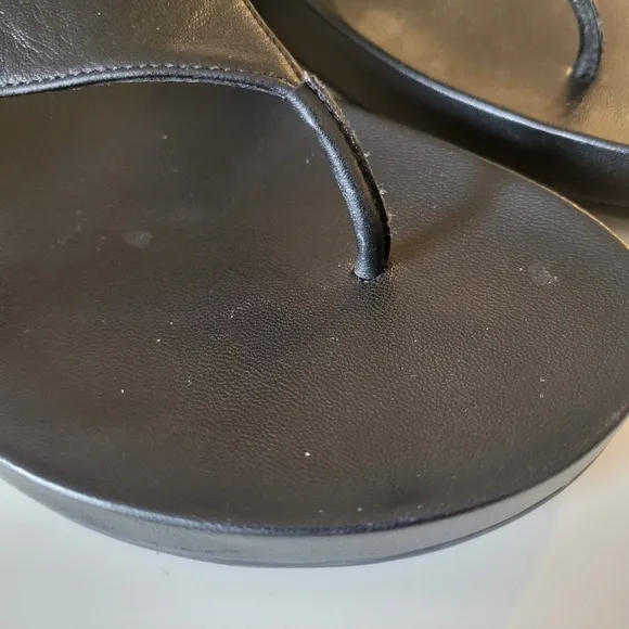 Stuart Weitzman Summer Leather Thong Sandal Size 10B