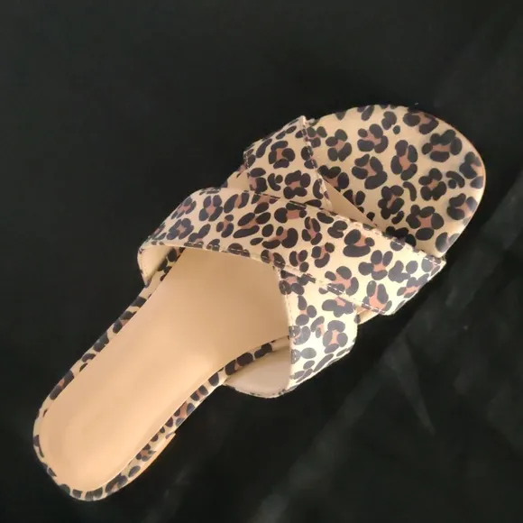 Stuart WeitzmanRoza Leopard Print Leather Sandals. Size 6B