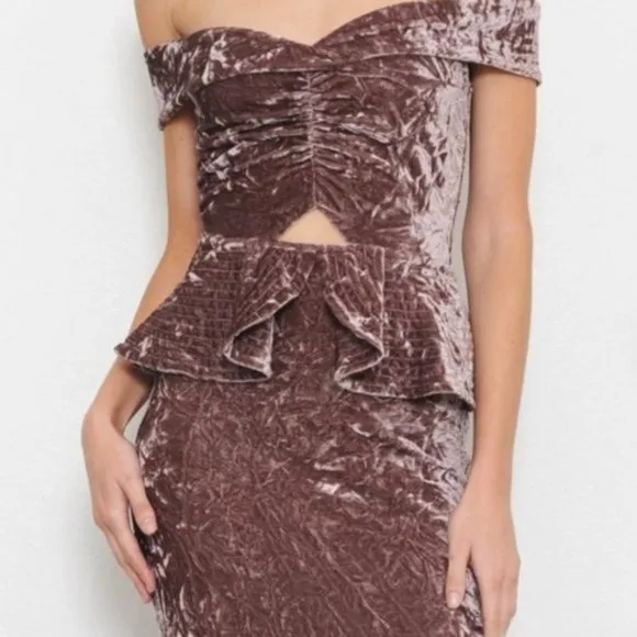 STUNNING VELVET DRESS