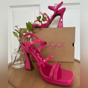 SUGAR ~ Women’s bold pink strappy sandal shoe w/unique square heel size 7.5