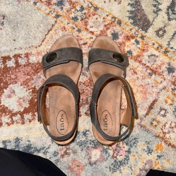 Taos Orthopedic Gray Leather Double Strap Cork Wedge Sandals Size 11