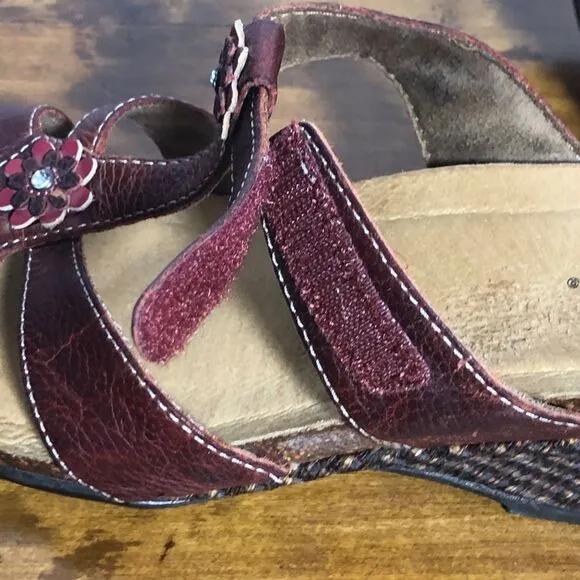 Taos Sandal Womens 7 Red Brown Tender Wedge Leather Slip On Flower Rhinestone