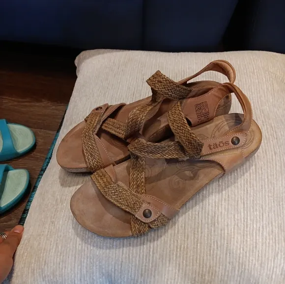 Taos trulie Camel sandals Women’s US Size 9-9.5