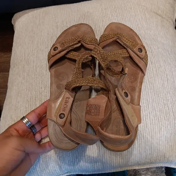 Taos trulie Camel sandals Women’s US Size 9-9.5