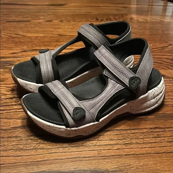 Taos Super Side Women's Gray Emboss Sandals Size 7 Sporty Athleisure
