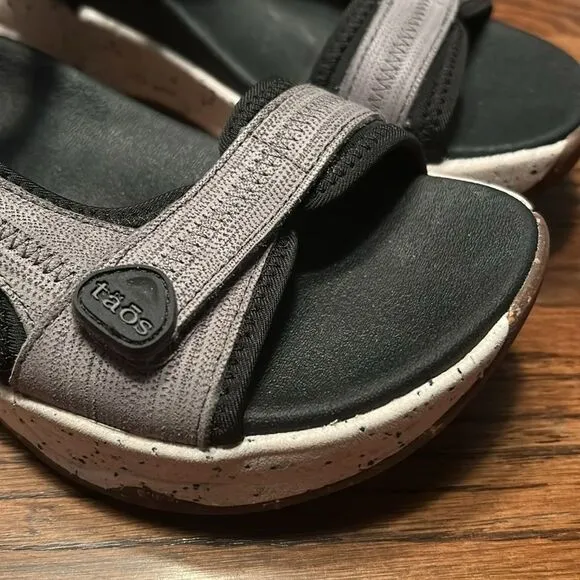 Taos Super Side Women's Gray Emboss Sandals Size 7 Sporty Athleisure